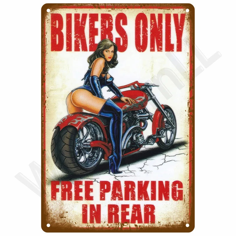 Vintage-Metallwandschild mit roter Schrift: 'Bikers Only' und 'Free Parking in Rear', zeigt eine Frau auf einem Motorrad.
