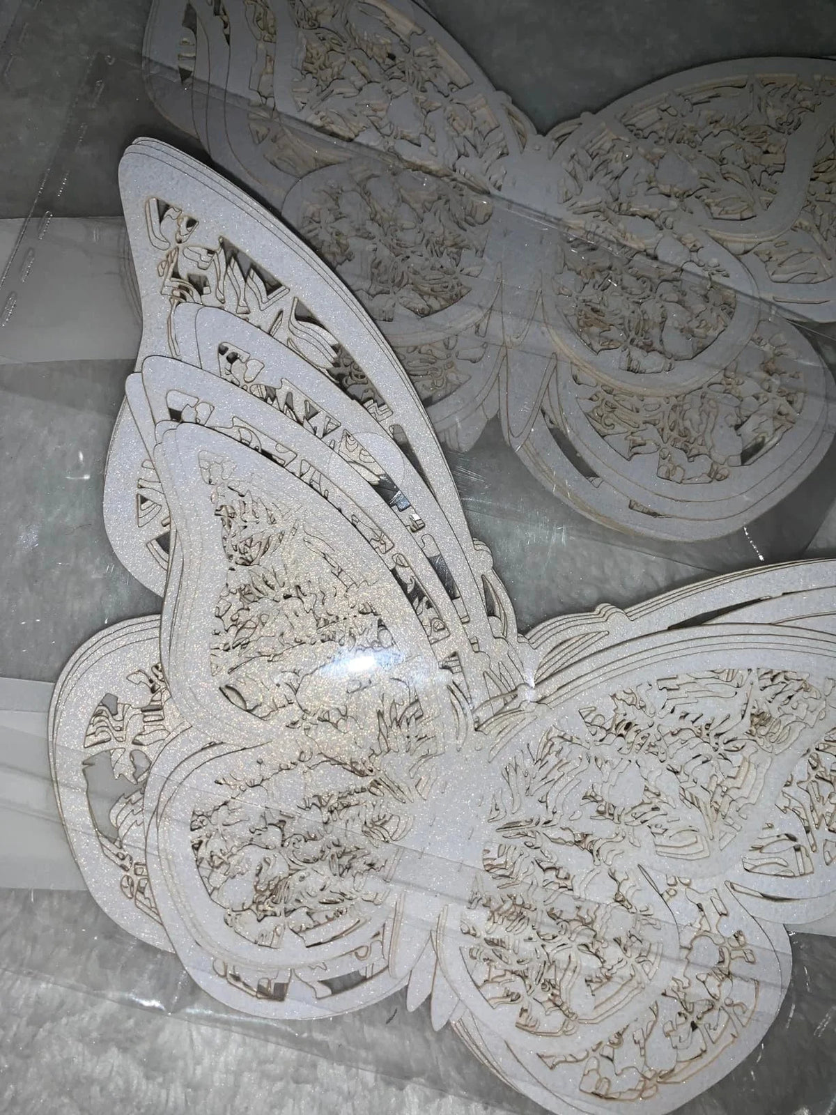 Ein Set aus 3D-Papier-Schmetterlings-Wandaufklebern mit komplizierten Designs.