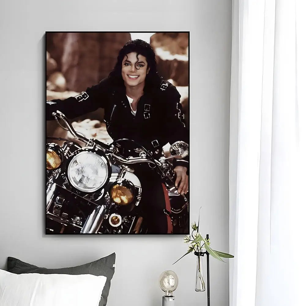 Schwarz-weißes Foto von Michael Jackson, der ein Motorrad fährt.