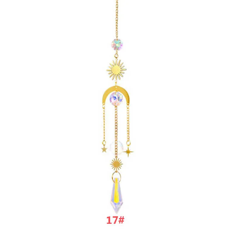 Suspension en cristal doré avec charme solaire et éléments pendantes.
