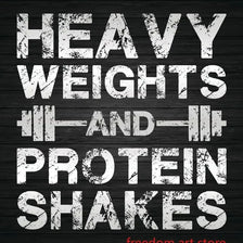 Textgrafik mit der Aufschrift HEAVY WEIGHTS AND PROTEIN SHAKES in verwitterter weißer Schrift auf dunklem Hintergrund.