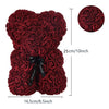 Tiefrote künstliche Rosen-Teddybär mit schwarzer Schleife, in voller Ansicht und kreisförmige Details.