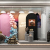 Exhibición de un arco de fondo elástico personalizable para eventos, mostrando varios elementos decorativos y opciones de est