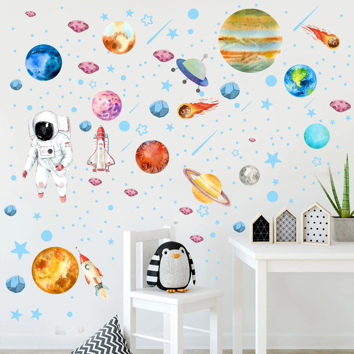 Una pared decorada con estrellas y planetas luminiscentes, incluyendo diversos cuerpos celestes y cohetes.