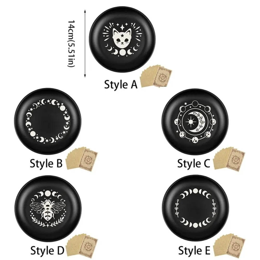 Un set de cinq plats de bijoux en cristal noir décoratifs, styles A à E