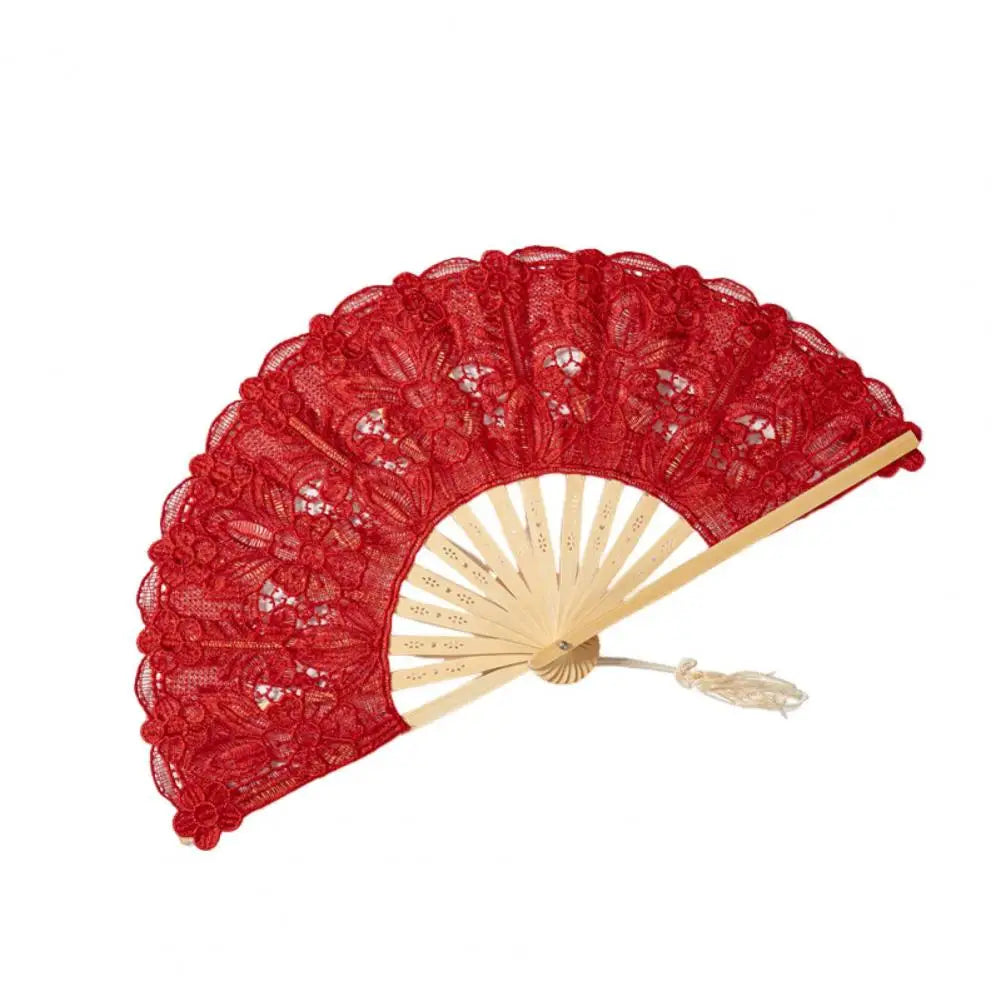 Abanico plegable de encaje rojo con mango de madera y borla.