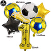 Un set de six ballons de football et de chaussures, jaunes et bleus, dont un ballon numéro un.