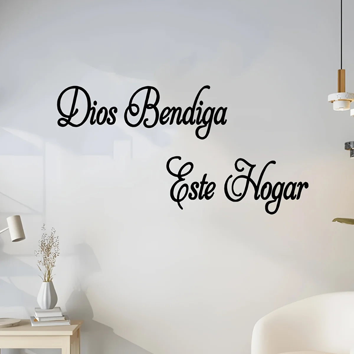 Schwarzer Schrifttext auf weißer Wand, der 'Dios Bendiga Este Hogar' sagt