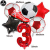 Un set de six ballons de football et de chaussures rouges et noirs, incluant un ballon et le chiffre trois.