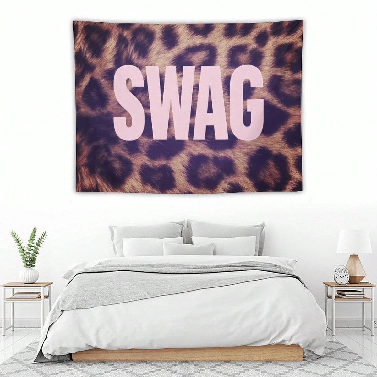 Wandkunst mit dem Wort SWAG in großen rosa Buchstaben auf Leopardenmuster-Hintergrund.