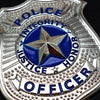 Collar con placa de policía plateada con emblema de estrella azul y texto para juego de rol de oficial de justicia