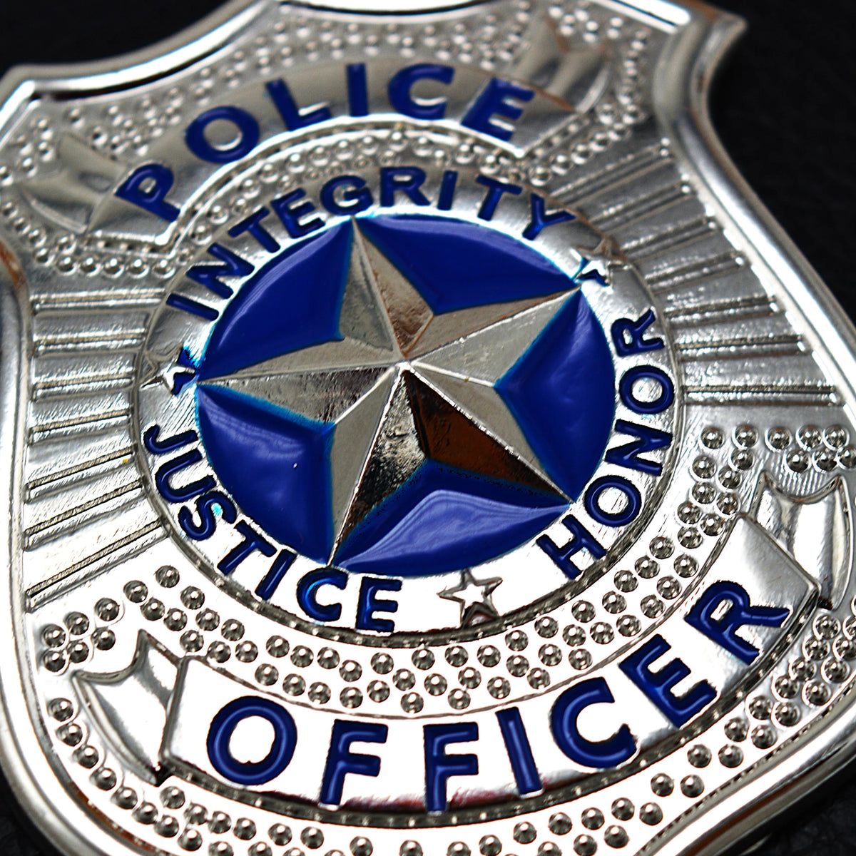 Collar con placa de policía plateada con emblema de estrella azul y texto para juego de rol de oficial de justicia