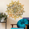 Autocollant mural avec un motif de lotus mandala détaillé dans des tons or et orange sur un mur beige.
