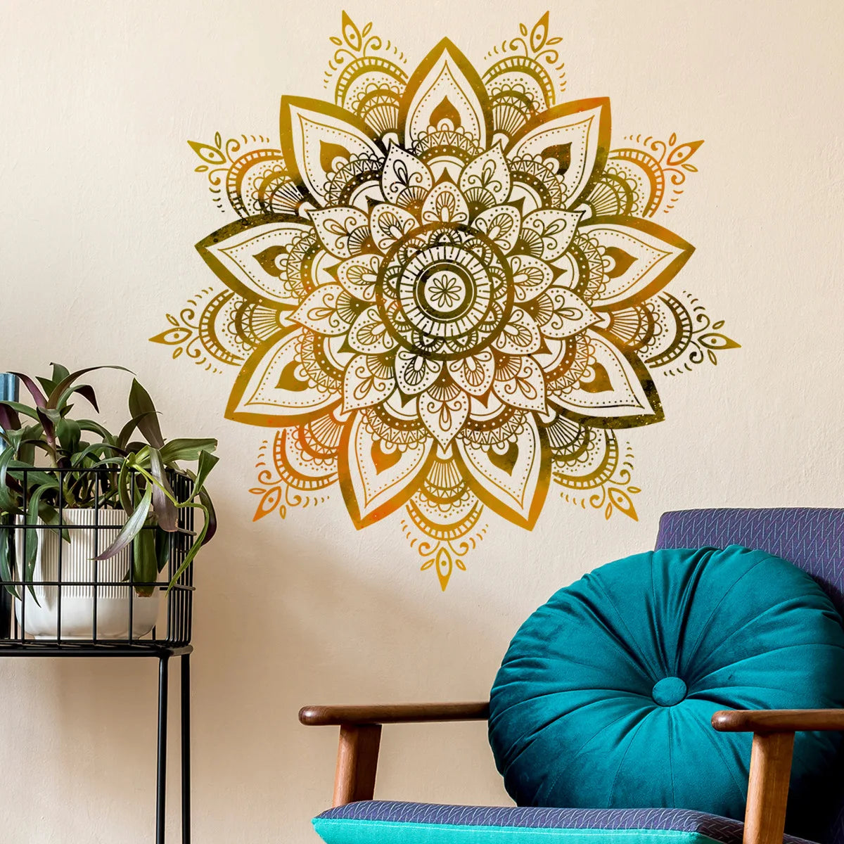 Autocollant mural avec un motif de lotus mandala détaillé dans des tons or et orange sur un mur beige.