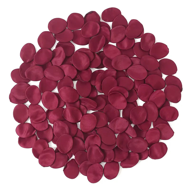 Pila de pétalos de flores de seda artificial color borgoña intenso para decoración del hogar y bodas.