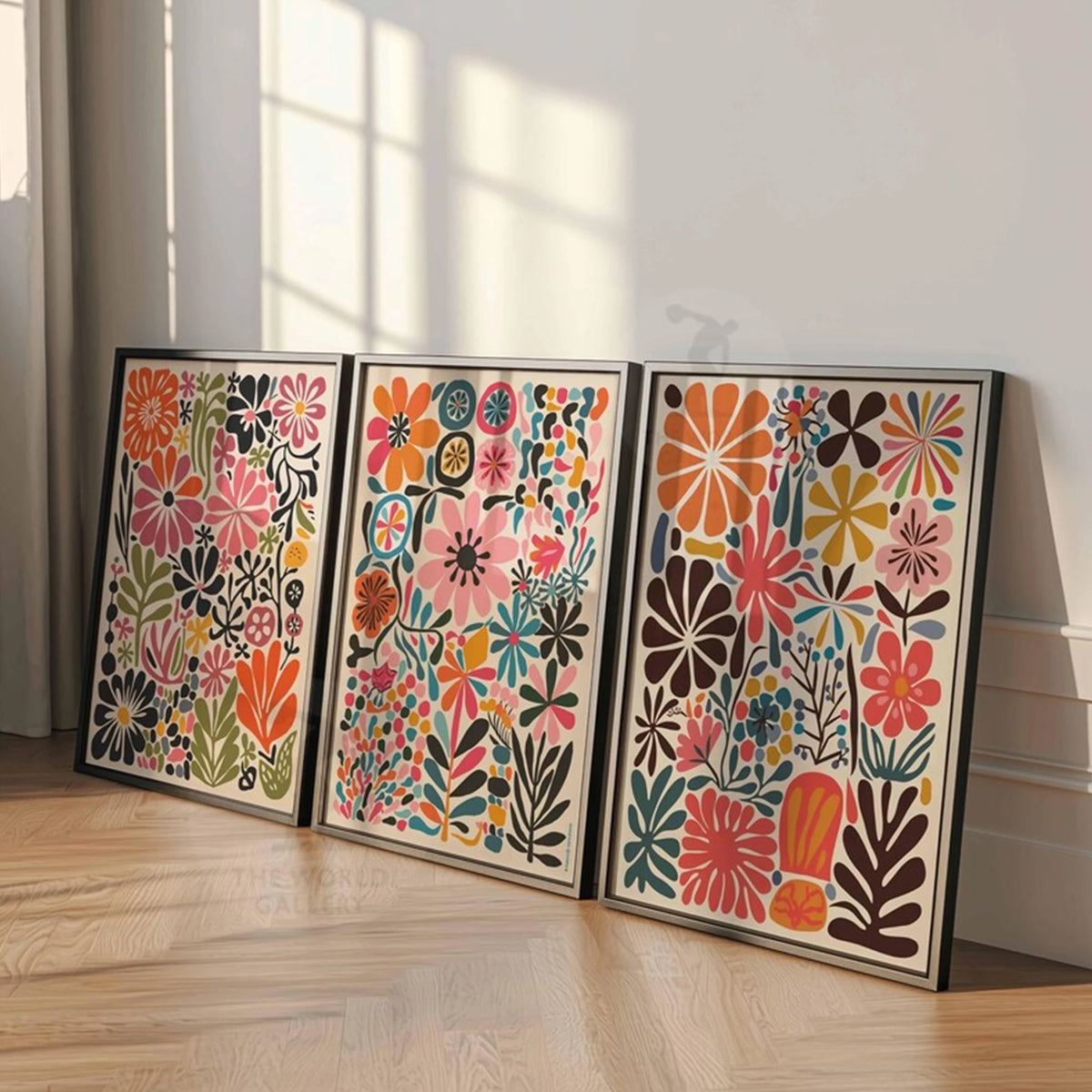 Un set de tres lienzos de arte floral botánico enmarcados con flores y follaje coloridos.