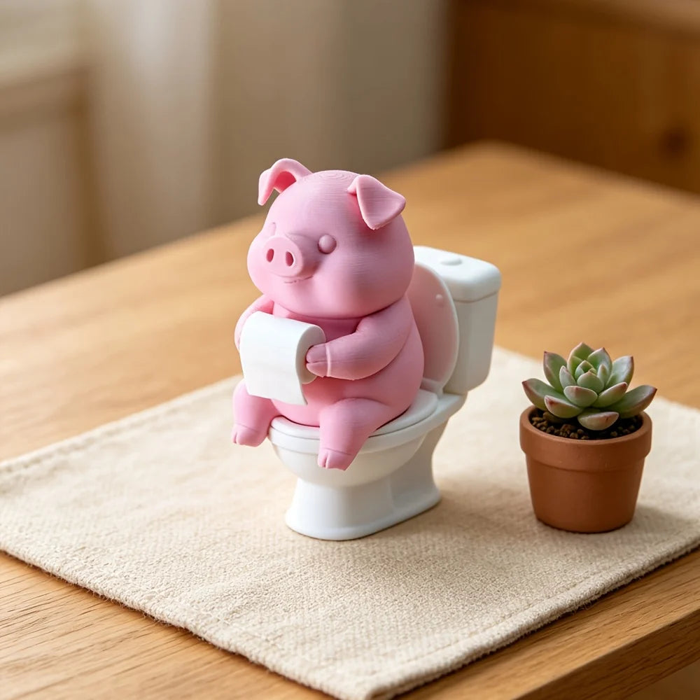 Figurine de porc en céramique rose assise sur une cuvette blanche, à côté d'une petite plante succulente.