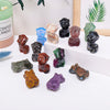 Colección de figuras de piedras curativas de cuarzo rosa natural en varios colores y formas, exhibidas sobre una superficie b