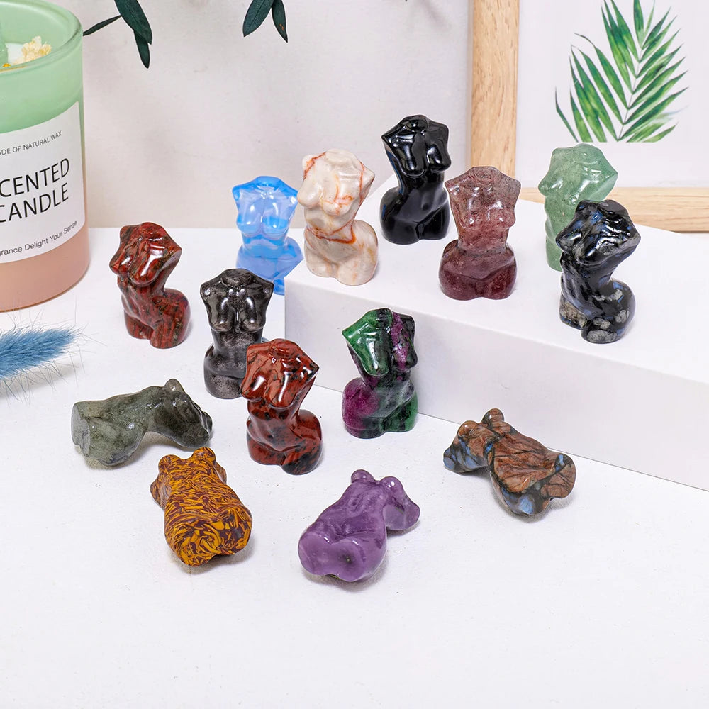 Colección de figuras de piedras curativas de cuarzo rosa natural en varios colores y formas, exhibidas sobre una superficie b