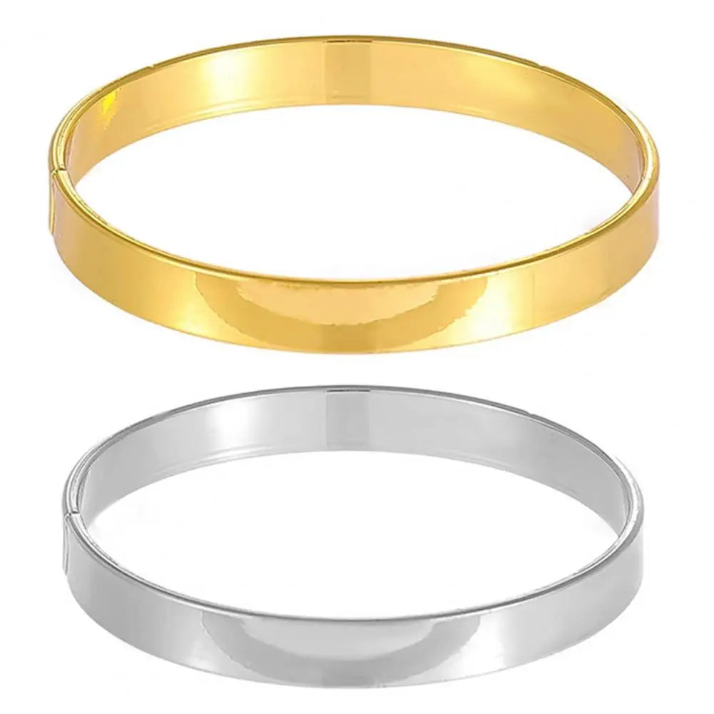 Ein Set aus zwei eleganten Metallserviettenringen, einer goldfarben und einer silberfarben.