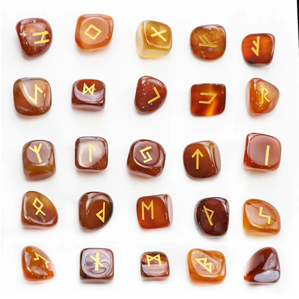 Una colección de 25 piedras runas de cristal natural en varios tonos de ámbar y marrón.