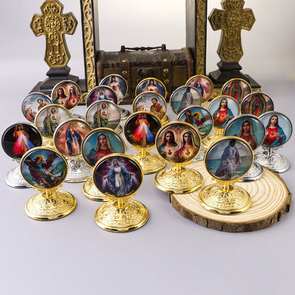 Sammlung retro katholischer Tischornamente mit religiösen Figuren in vergoldeten Rahmen und verschiedenen Farben.