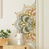 Autocollant mural vertical avec motif de lotus mandala détaillé dans des tons marron terreux et olive sur un mur blanc.