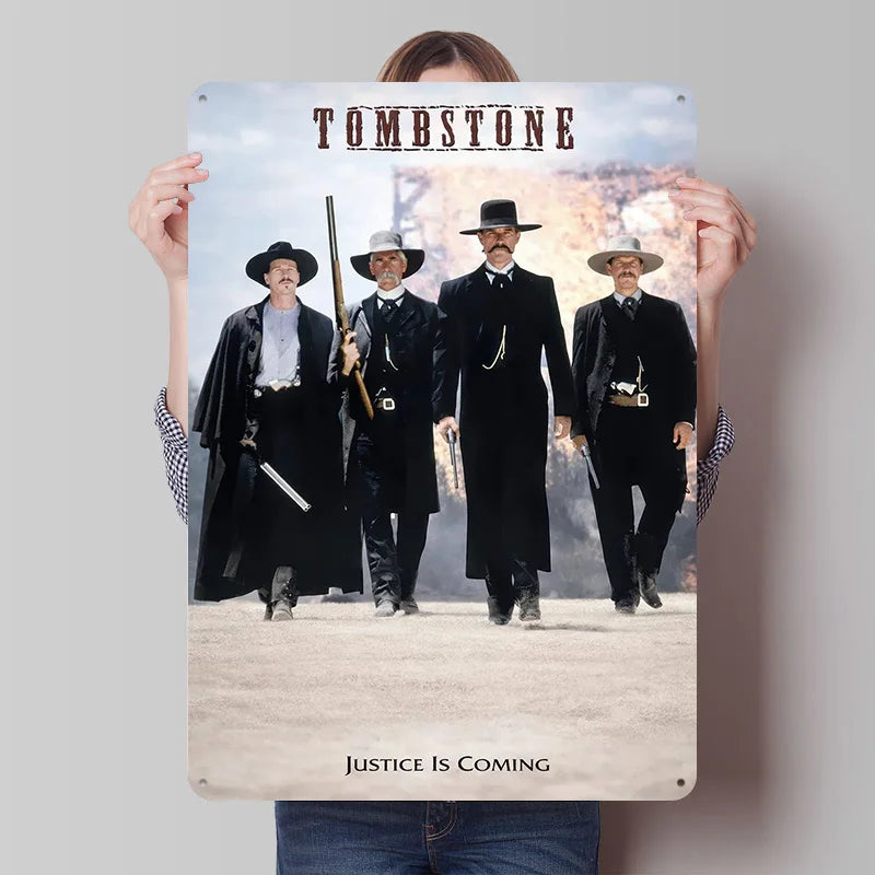 Arte de pared de lata de película vintage con cinco vaqueros frente a una lápida con el título Justicia Es