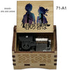 Adorno de caja de música de madera con ilustración pintada de dos figuras y texto japonés en la tapa.