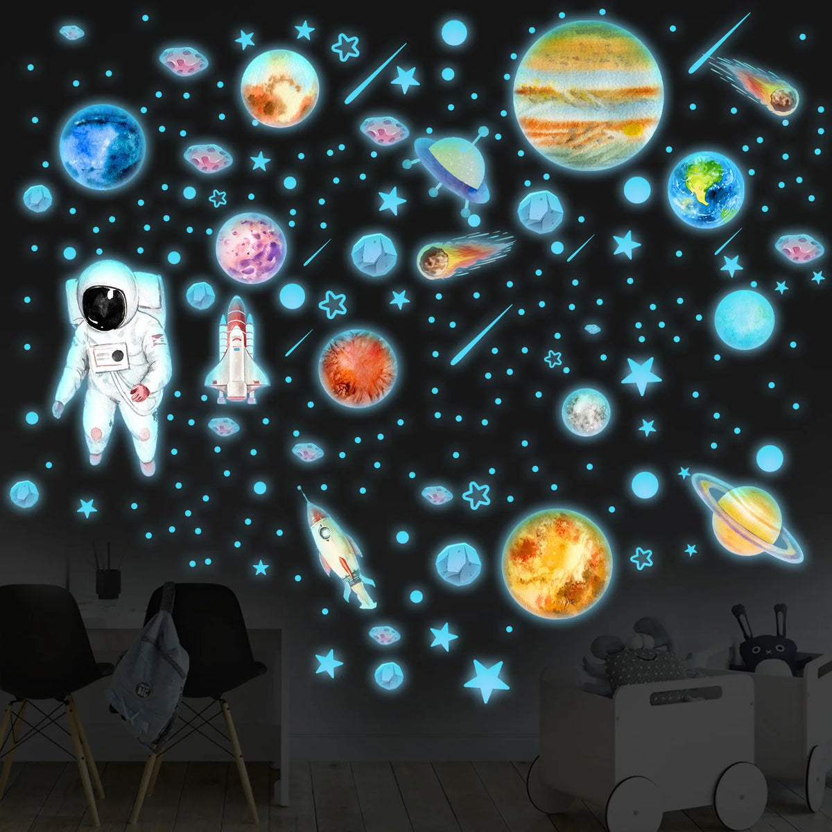 Fondo oscuro cubierto de estrellas, planetas y cohetes fosforescentes.