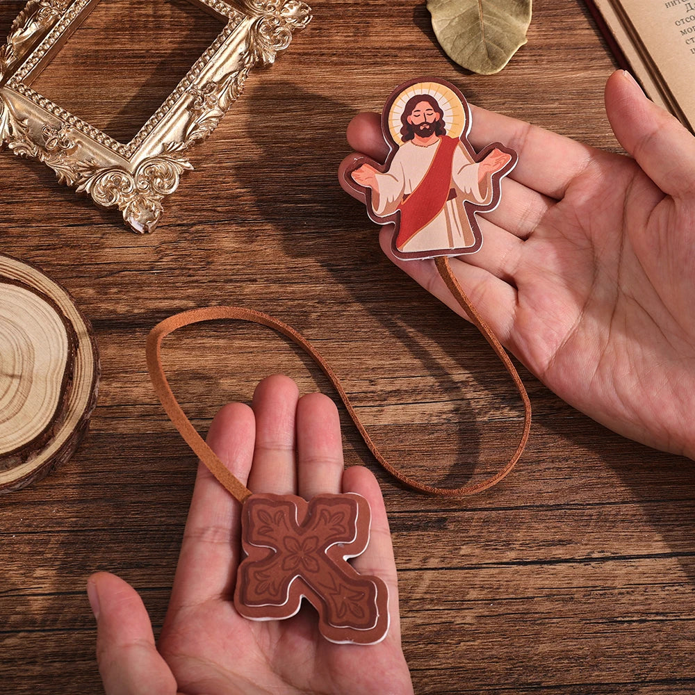 Una mano sostiene un marcapáginas de Biblia de cuero PU con un diseño de Jesús como pastor.