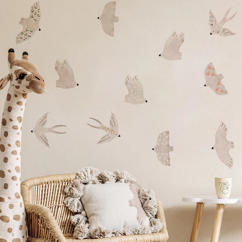 Giraffenfigur neben einem geflochtenen Stuhl mit flauschiger Polsterung und Vogelwandstickern.