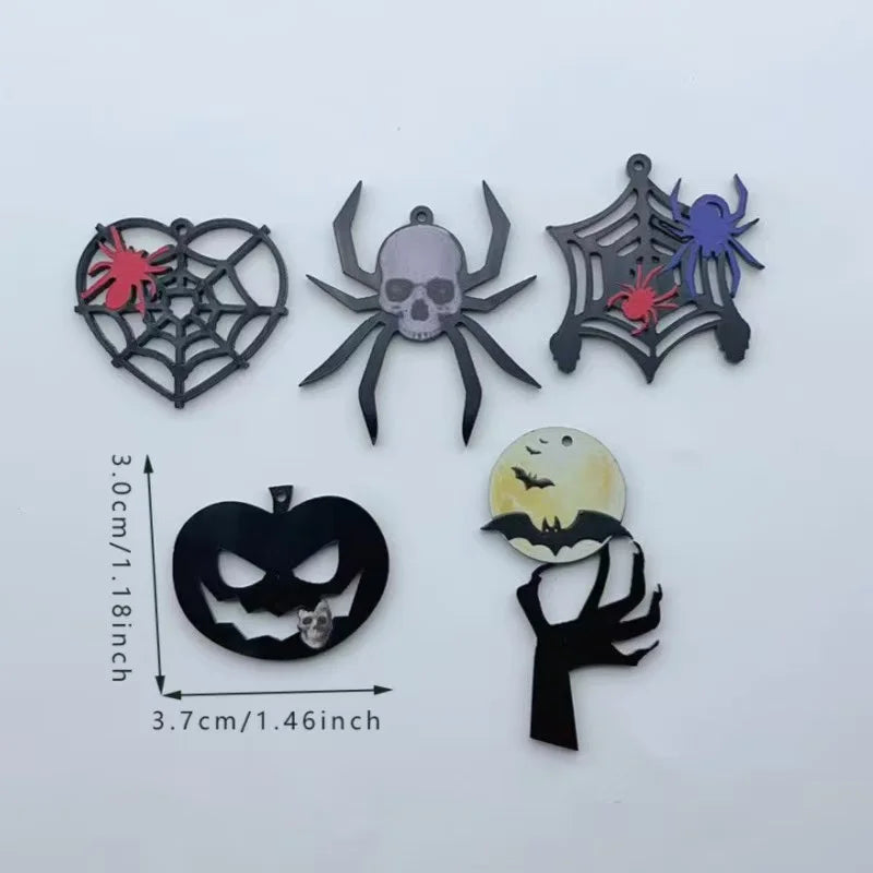 Un set de diez colgantes de acrílico de Halloween con arañas, calaveras y murciélagos en varios colores como negro, plata y a