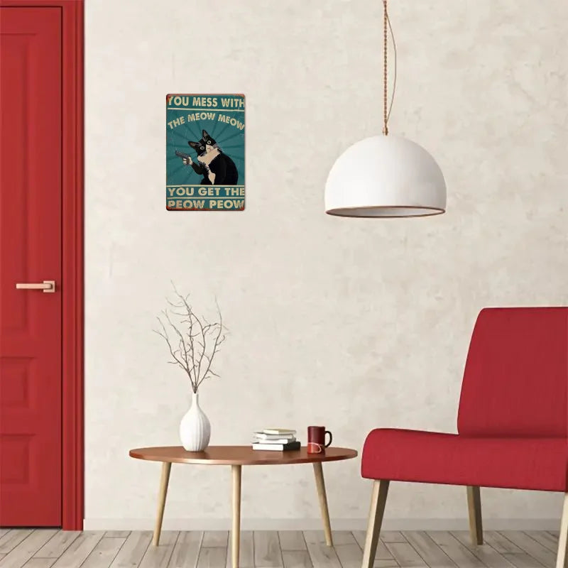 Una lámpara colgante blanca cuelga en una pared beige sobre una mesa de madera y una silla roja.