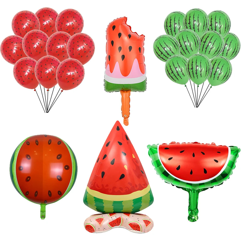 Un ensemble de ballons en papier alu géants à thème pastèque, de formes rondes, modelées et coupées.