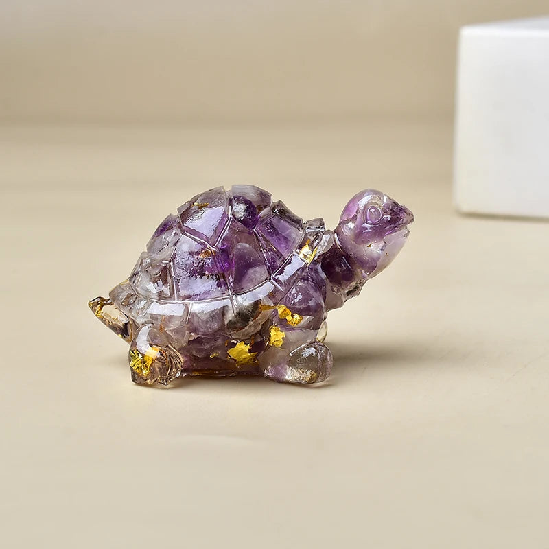 Transparente violette Kristall-Schildkrötenfigur auf einer hellen Oberfläche.