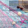 Red de de pesca rosa con adornos de estrella de mar y concha sobre fondo de madera azul