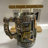 Taza de café con temática militar, esculpida en 3D, acabado metálico oscuro y acentos de latón.