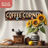 Vintage Metallwandtafel mit dem Text The Coffee Corner, präsentiert mit Kaffeebedarfsgütern.