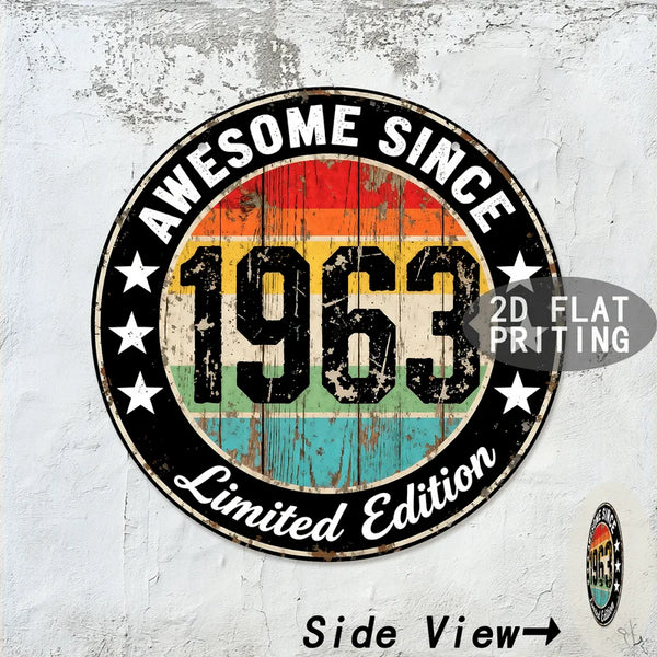 Señal de pared metálica vintage con el texto AWESOME SINCE 1963 Edición Limitada y flecha de vista lateral