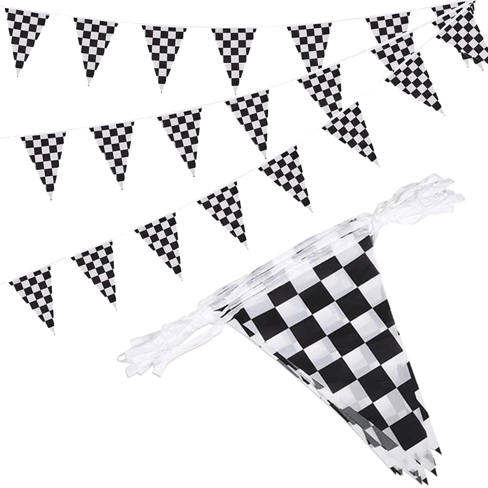 Une bannière avec des drapeaux de course à carreaux suspendus, un drapeau pend sous.