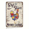 Vintage Bauernhaus-Metallschild mit Huhn-Illustration und dem Text Rise & Shine Mother Cluckers