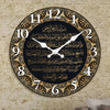 Horloge murale ronde en bois avec calligraphie islamique, chiffres arabes et motifs décoratifs.