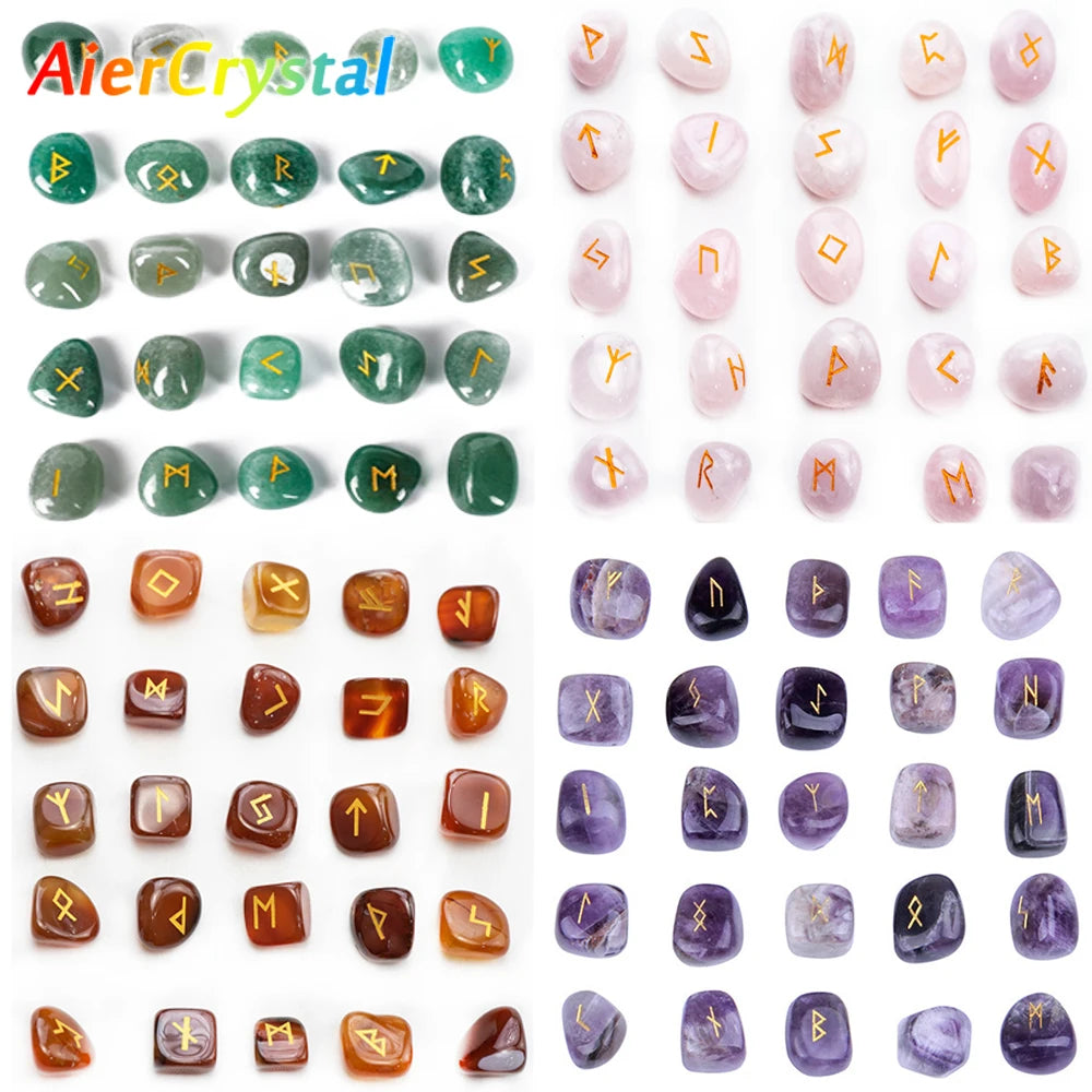 Una colección de 25 piedras rúnicas de cristal natural en varios colores y formas.