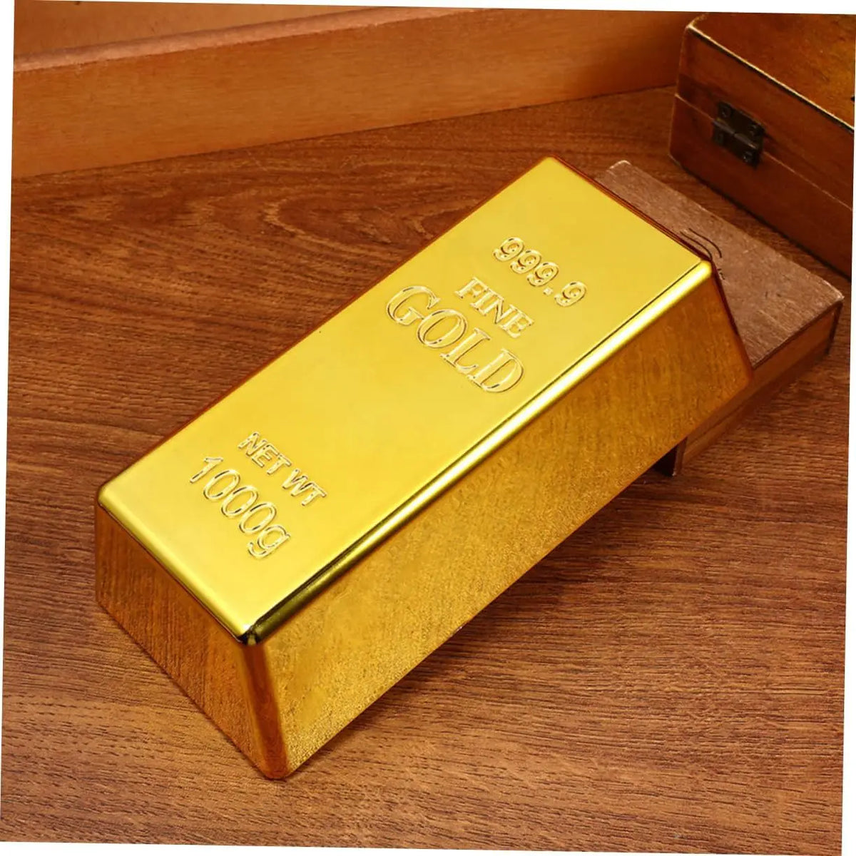 Una barra de oro rectangular con la inscripción 999.9 FINE GOLD y peso neto de 1000g sobre una superficie de madera.