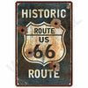 Vintage Metallwandschild mit dem Text Historic Route US 66 auf abgenutztem Hintergrund.