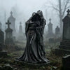 Statue eines Gräuelreapers-Paares, das in einem nebligen Friedhof in Umarmung steht.
