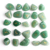 Una colección de 25 piedras rúnicas de cristal natural en varios tonos de verde y jade.