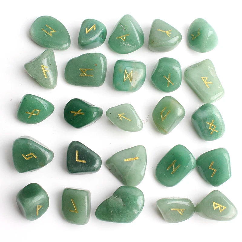 Una colección de 25 piedras rúnicas de cristal natural en varios tonos de verde y jade.