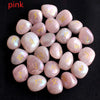 Una colección de piedras rúnicas naturales de cristal rosa dispuestas en patrón circular.
